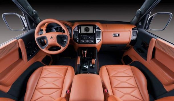 2015-Mitsubishi-Pajero-interior.jpg