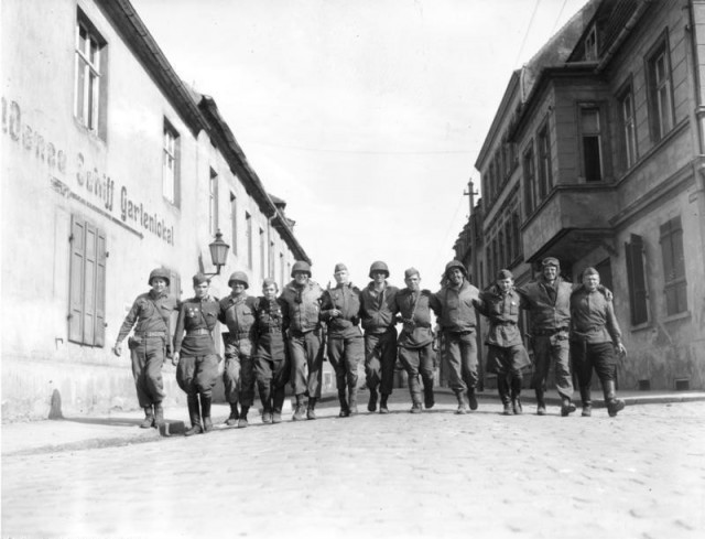 Bundesarchiv_Bild_183-1985-0531-314,_Torgau,_Begegnung_amerikanische-sowjetische_Soldaten.jpg