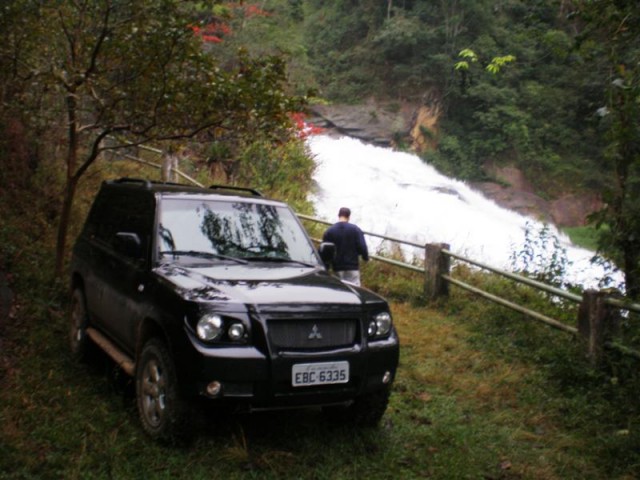 pajero fumaça queda dagua.jpg